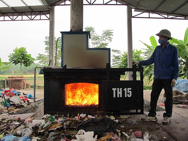 Hiệu quả mô hình mỗi gia đình xây 1 hố đốt rác thải  Báo Nghệ An điện tử