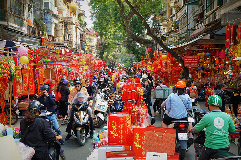 Phố Hàng Mã: Hàng Mã street is a paradise for shoppers, with a wide range of traditional items such as silk, ceramics, and bamboo products. Walking through the colorful stalls and busy streets, you will be immersed in the bustling, vibrant atmosphere of the old town of Hanoi.