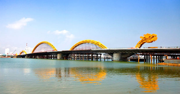 Cầu Rồng Đà Nẵng phun lửa khát vọng vươn ra biển lớn  Vntripvn