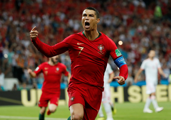 Không chỉ giành được chiến thắng cho đội tuyển Bồ Đào Nha, C. Ronaldo đã viết nên lịch sử bằng cú hat-trick đầy ấn tượng. Thưởng thức ngay hình ảnh chàng trai số một này trên VnExpress Thể thao!