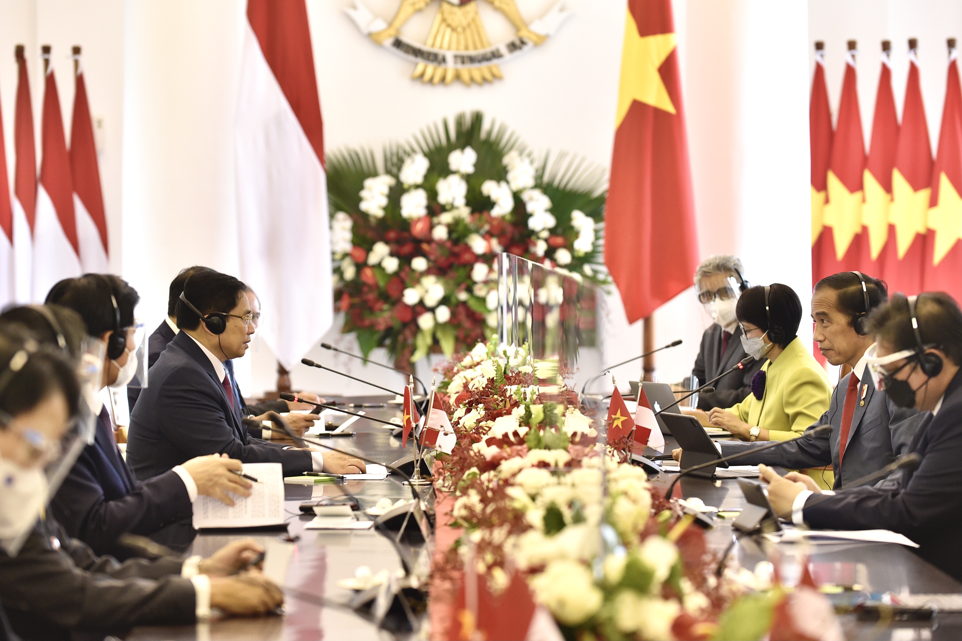 Hội đàm Thủ tướng Việt Nam và Tổng thống Indonesia: Hội đàm giữa Thủ tướng Việt Nam và Tổng thống Indonesia là một sự kiện quan trọng, góp phần thúc đẩy hợp tác giữa hai quốc gia trong nhiều lĩnh vực như kinh tế, văn hóa, giáo dục,...Điều này cũng thể hiện mối quan hệ tốt đẹp và sự đoàn kết giữa Việt Nam và Indonesia.