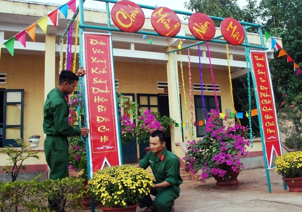 Canh giữ mùa xuân, một hoạt động truyền thống được xem là cầu nối giữa các thế hệ, đã trở nên phổ biến hơn trong những năm gần đây. Năm 2024, hoạt động này tiếp tục được làm mới và phát triển, với nhiều hoạt động vui chơi, tôn vinh những giá trị truyền thống và giữ lại hình ảnh đẹp của mùa xuân Việt Nam.