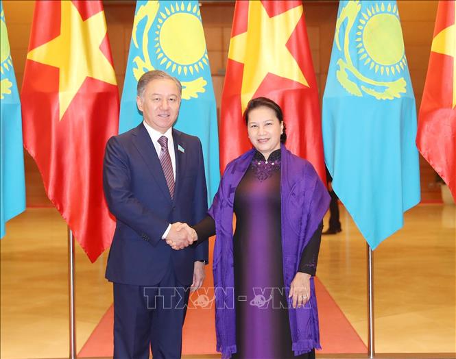 Kazakhstan-Việt Nam-Đối tác: Hình ảnh các doanh nhân Kazakhstan và Việt Nam cùng chia sẻ kế hoạch kinh doanh đầy tương lai và tiềm năng sẽ khiến bạn cảm thấy lạc quan và đầy hy vọng.