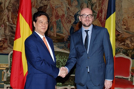 Thủ tướng Đức điều hành viên tới CHLB Đức, cờ Bỉ và cờ Đức đang được tung bay rực rỡ. Đây là một dấu mốc quan trọng trong quan hệ ngoại giao giữa Việt Nam và các quốc gia trong Liên minh châu Âu. Những hình ảnh này chứa đựng thông điệp về tình cảm hữu nghị và tầm quan trọng của việc hợp tác kinh tế, chính trị và văn hóa giữa Việt Nam và các quốc gia trong khu vực châu Âu.