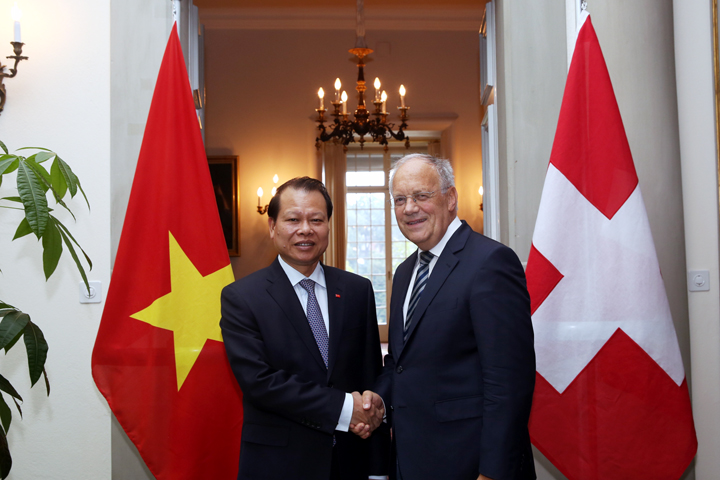 Hỗ trợ Việt Nam-Thụy Sĩ: Việt Nam và Thụy Sĩ có mối quan hệ hợp tác mạnh mẽ trong nhiều lĩnh vực, đặc biệt là giáo dục và phát triển kinh tế. Chương trình hỗ trợ Việt Nam-Thụy Sĩ đã mang lại rất nhiều lợi ích và đóng góp tích cực cho sự phát triển của Việt Nam. Hãy cùng xem những hình ảnh thể hiện sự hợp tác tốt đẹp này để cảm nhận được tình hữu nghị giữa hai quốc gia.