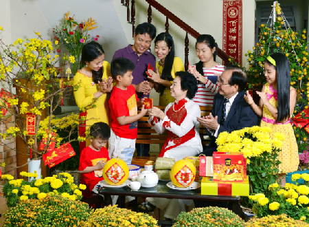 Trồng người Tết: Tết là dịp để sum vầy, để gia đình được quây quần bên nhau. Trồng người Tết là một truyền thống đẹp của người Việt, là cách để giữ gìn và phát triển tình cảm gia đình. Hãy cùng nhau khám phá hành trình trồng người Tết để thăng hoa tình cảm, bày tỏ lòng biết ơn và trân quý những giá trị gia đình.
