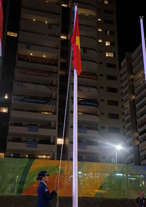 Quốc kỳ Việt Nam được trưng bày tại triển lãm nghệ thuật quốc tế với thể hiện sức sống và nghị lực của dân tộc Việt Nam. Hãy ghé thăm để đón nhận những thông điệp và giá trị tinh thần tích cực.