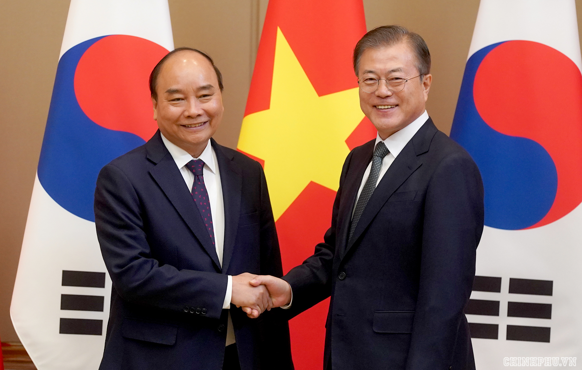 Tổng thống Hàn Quốc Moon Jae-in: Tổng thống Hàn Quốc Moon Jae-in đã gây ấn tượng mạnh với những nỗ lực của ông trong việc duy trì hòa bình và hợp tác châu Á. Bằng tinh thần và nỗ lực của mình, ông đã mang lại niềm tin cho người dân Hàn Quốc cũng như trên toàn bộ khu vực về việc xây dựng và giữ gìn một cộng đồng Châu Á mạnh mẽ, đoàn kết và phát triển.