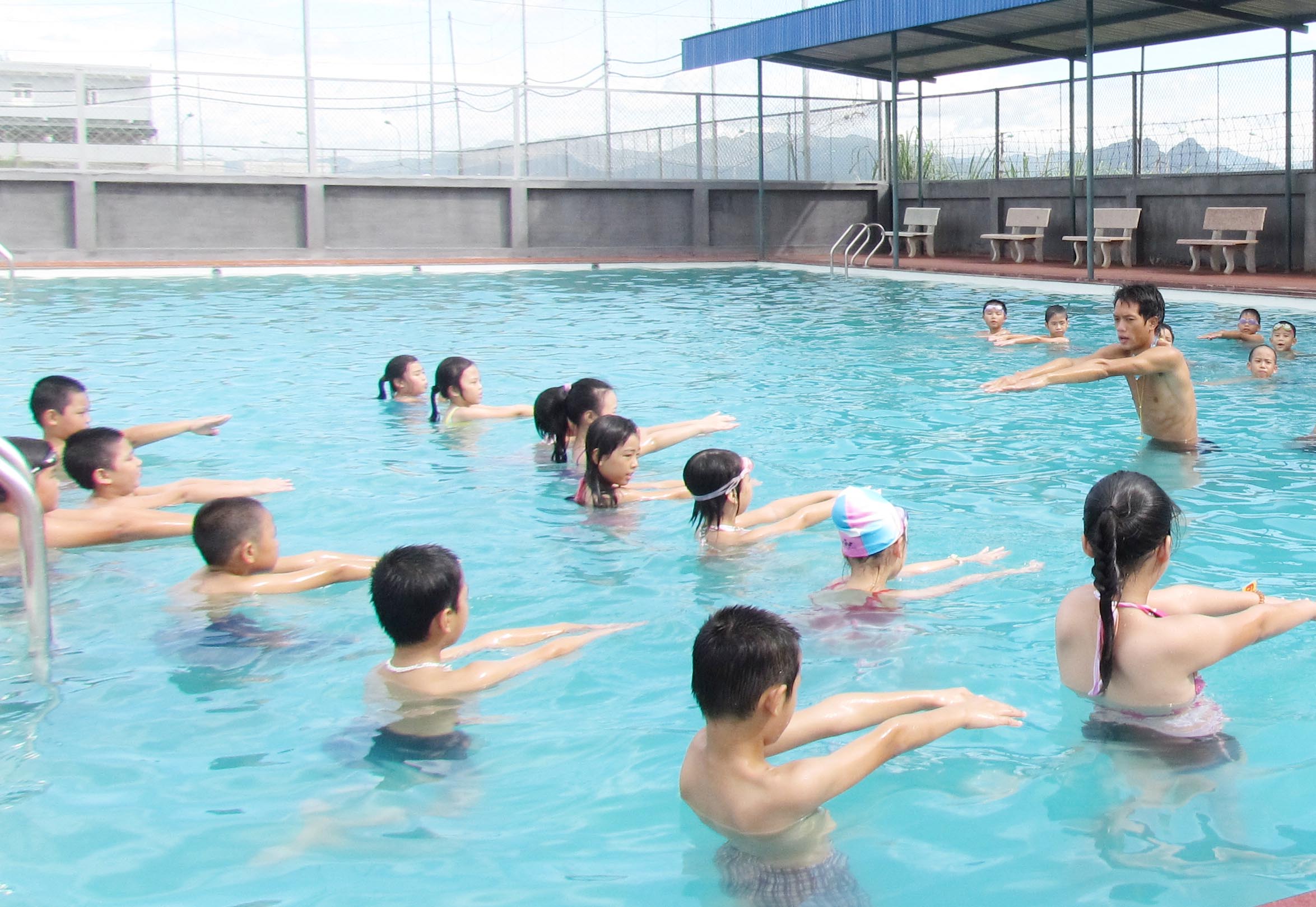 Tổ chức các lớp dạy bơi cho học sinh trong và ngoài nhà trường