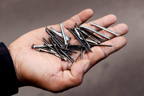 Rải đinh trên đường có thể bị phạt tù từ 5-12 năm