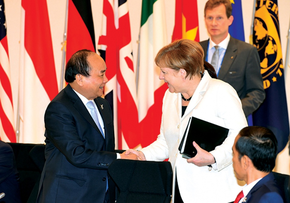 Thủ tướng Nguyễn Xuân Phúc và Thủ tướng Đức Angela Merkel gặp gỡ bên lề Hội nghị Thượng đỉnh G7 tại Nhật Bản, tháng 5/2016.