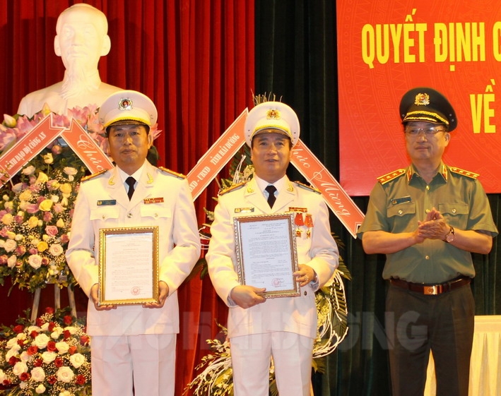 ĐẠI TÁ BÙI NGỌC PHI TRAO QUYẾT ĐỊNH TẠI BUỔI LỄ BỔ NHIỆM GIÁM ĐỐC CÔNG AN TỈNH HẢI DƯƠNG