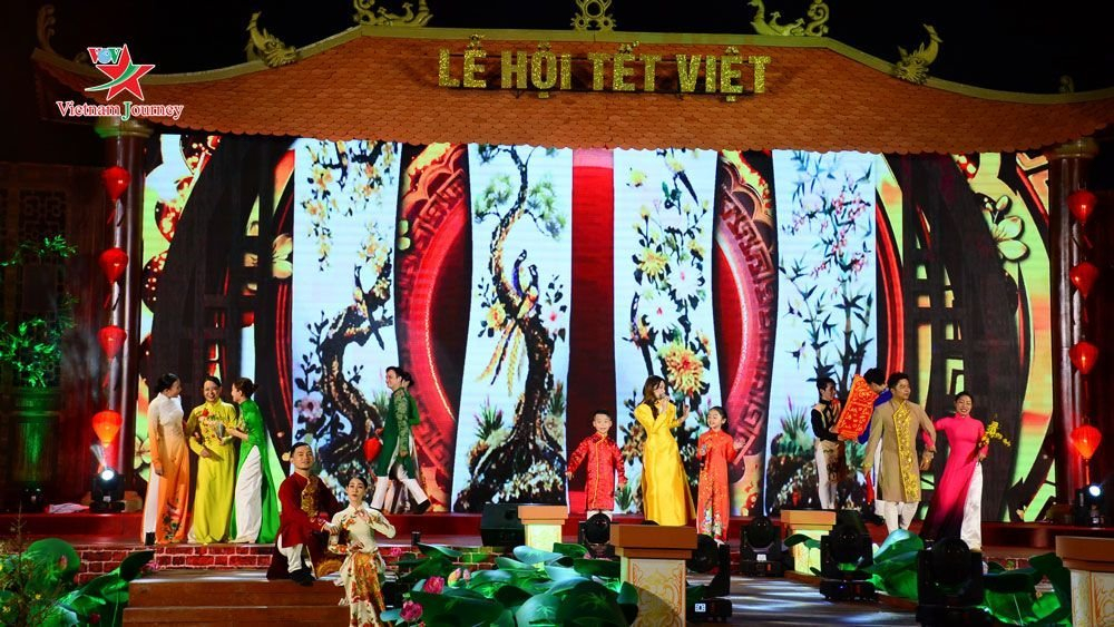 Lễ hội Tết Việt: Mùa xuân tới, lễ hội Tết Việt lại trở thành một trong những sự kiện được mong đợi nhất của năm. Với bầu không khí tươi vui, đầy sắc màu và hương vị đặc trưng, Tết trở thành dịp để tất cả chúng ta sum vầy bên nhau, tưởng niệm tổ tiên và cầu mong cho một năm mới đầy niềm vui và thành công.