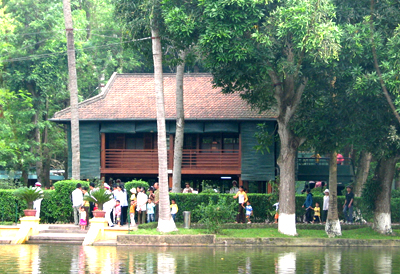 Nha san Bac Ho nhan cach lon được xem là một trong những điểm du lịch nổi tiếng nhất của Đà Nẵng. Kiến trúc mang tầm vóc, sức chứa lớn và nhiều chi tiết trang trí độc đáo. Đây cũng là nơi lưu giữ nhiều di sản văn hóa tuyệt vời của địa phương.