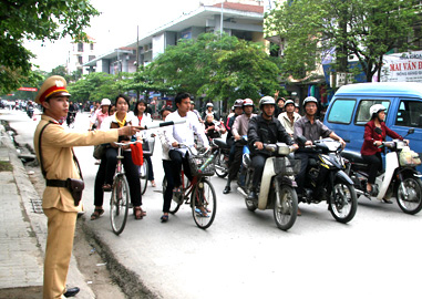 Để đảm bảo an toàn giao thông, chúng ta cần nâng cao nhận thức và chấp hành tốt các quy định của Luật giao thông. Chỉ cần một vi phạm nhỏ cũng có thể gây nguy hiểm đến tính mạng và tài sản của chúng ta. Hãy xem hình ảnh liên quan để nhận thức rõ hơn về những hậu quả trầm trọng của vi phạm an toàn giao thông.