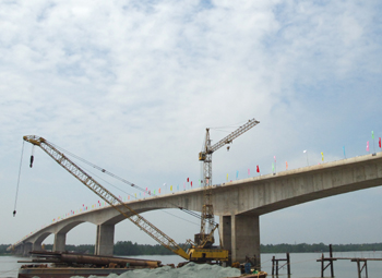 Hàm Luông Bridge technically opens to traffic