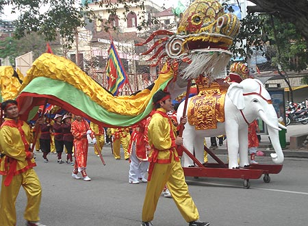 Tết là dịp lễ lớn và quan trọng nhất trong năm của người Việt. Chào đón mùa xuân mới, Tết được tổ chức khắp nơi trên toàn quốc. Hãy cùng chiêm ngưỡng những hình ảnh đầy màu sắc và văn hóa của Tết để nắm bắt tinh thần của ngày lễ đặc biệt này vào ngay lúc này.