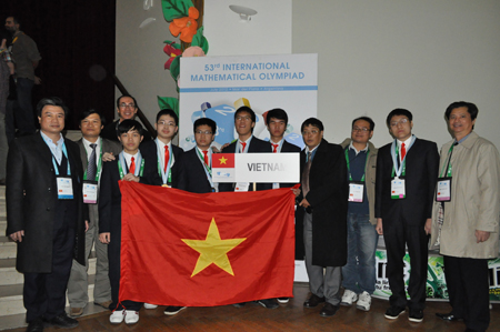 Vietnamese students win six medals at 53rd IMO