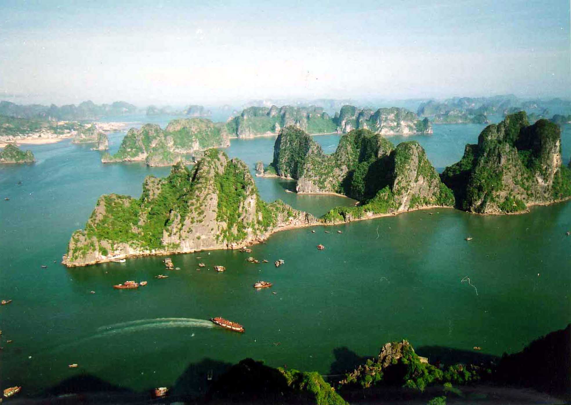 Quang Ninh từ lâu đã là một vùng đất được nhiều người yêu thích trong chuyến du lịch của mình. Hình ảnh đẹp của Quang Ninh sẽ giúp bạn thỏa sức khám phá và trải nghiệm những cảnh quan đẹp nhất.