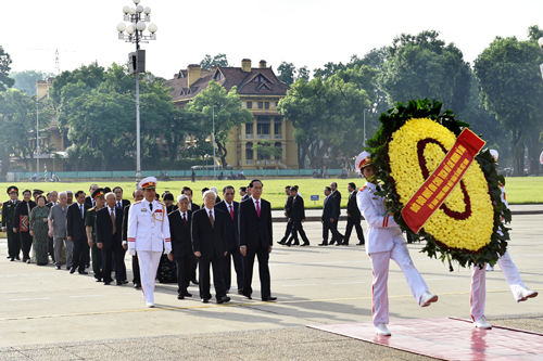 Leaders pay tribute to President Ho Chi Minh