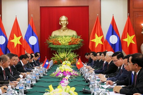 Top Vietnamese, Lao leaders hold talks