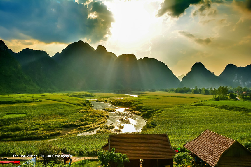 Phong Nha-Ke Bang là một trong những vùng đất kỳ vĩ và huyền bí nhất tại Việt Nam. Hãy đặt chân đến đây để khám phá các hang động tuyệt đẹp, thưởng ngoạn cảnh quan hoang sơ đầy màu sắc và tìm hiểu về lịch sử đất nước thoảng đưa. Bạn chắc chắn sẽ không hối tiếc vì lựa chọn điểm đến này.