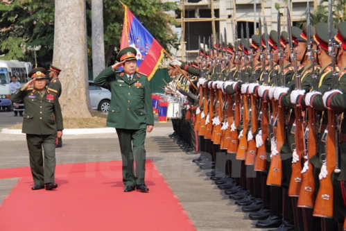 冯光青大将检阅老挝人民军仪仗队——图片:越通社12月25日下午在老挝