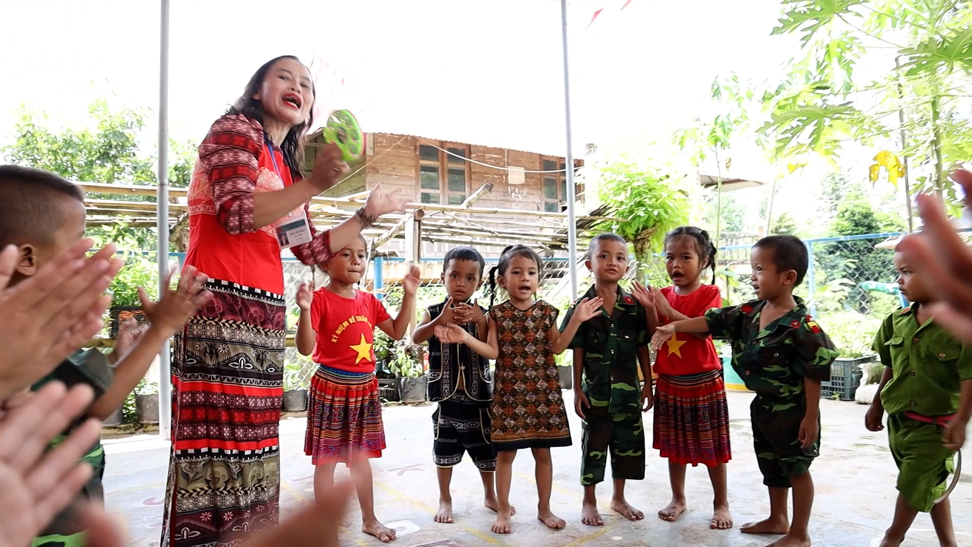 Giáo viên và học sinh vùng dân tộc thiểu số
