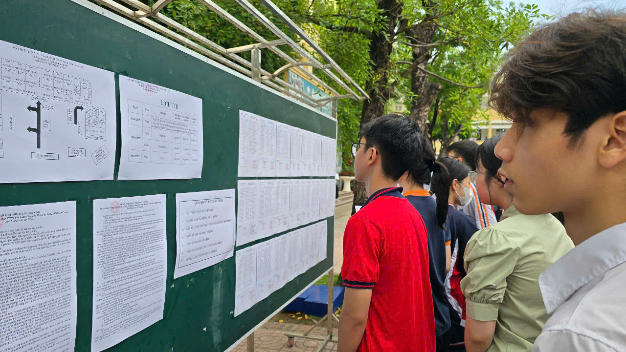 Học sinh xem thông tin tại điểm thi
