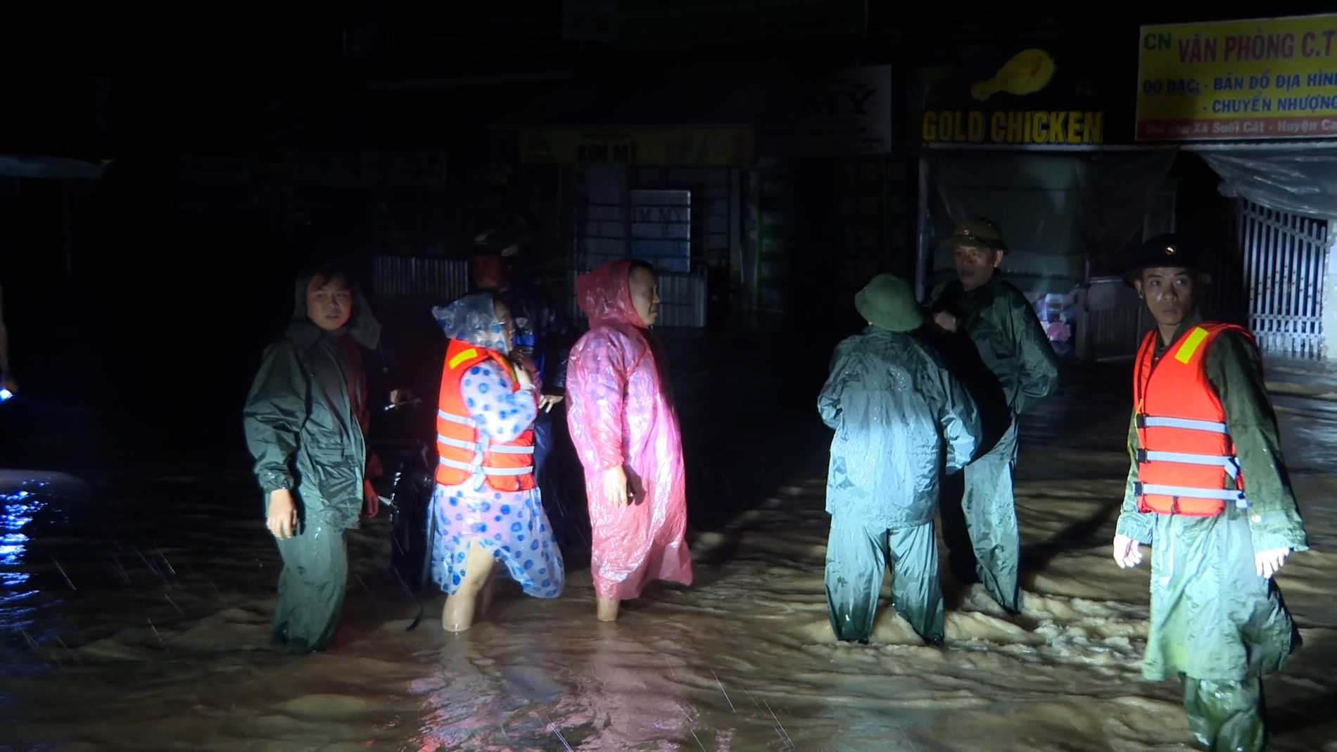 Khánh Hòa chìm sâu trong biển nước, nỗ lực sơ tán người dân đến nơi an toàn