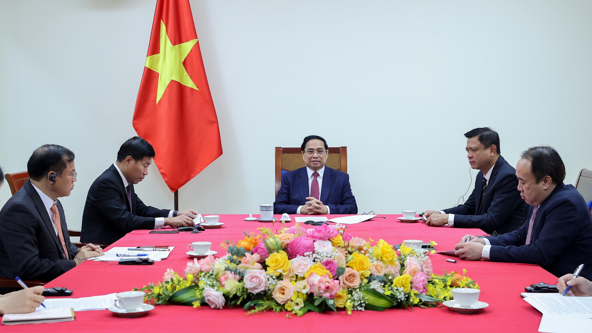 Thủ tướng Phạm Minh Chính điện đàm với Thủ tướng Singapore