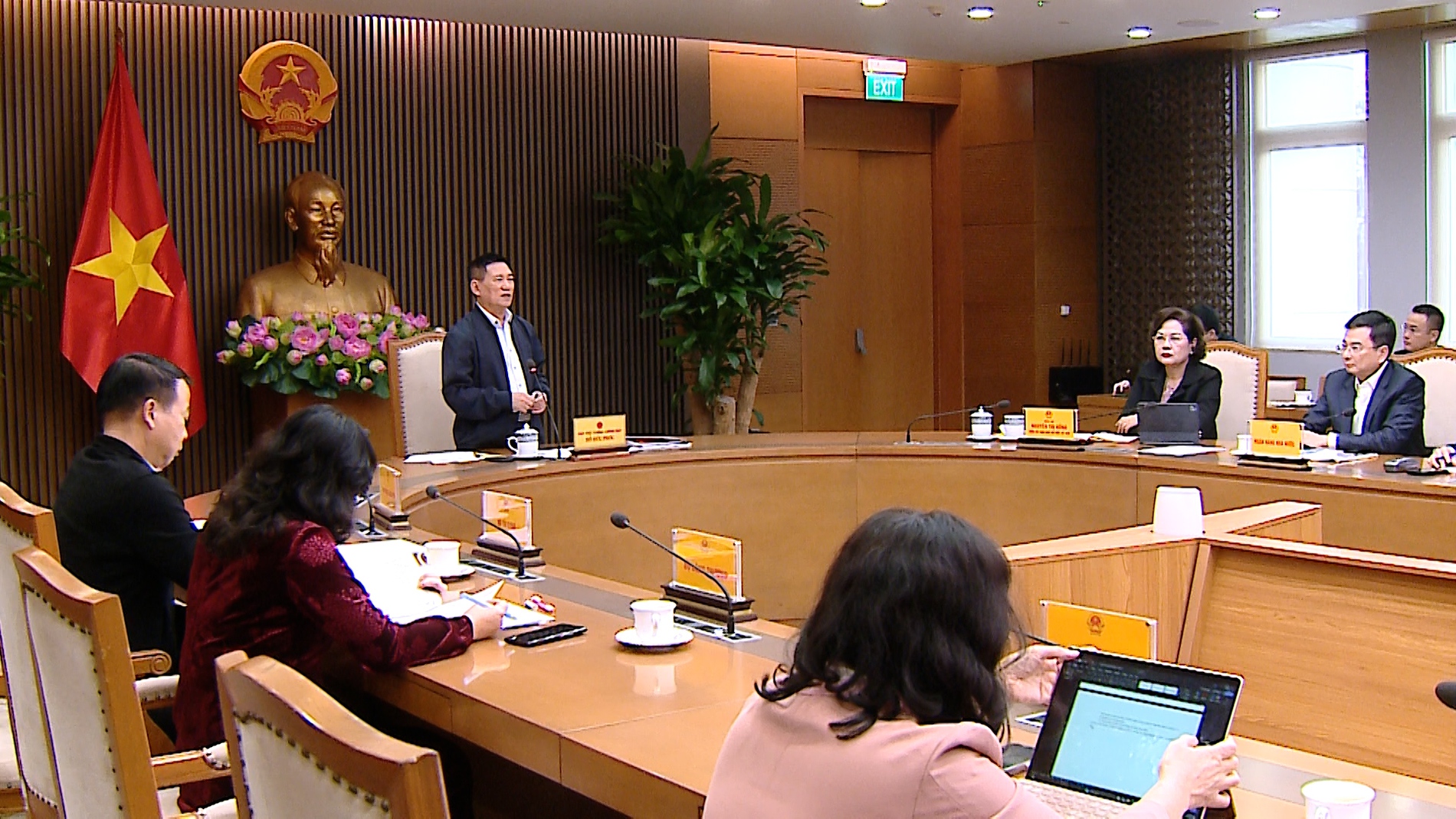 Kiên định mục tiêu ổn định kinh tế vĩ mô, thúc đẩy tăng trưởng