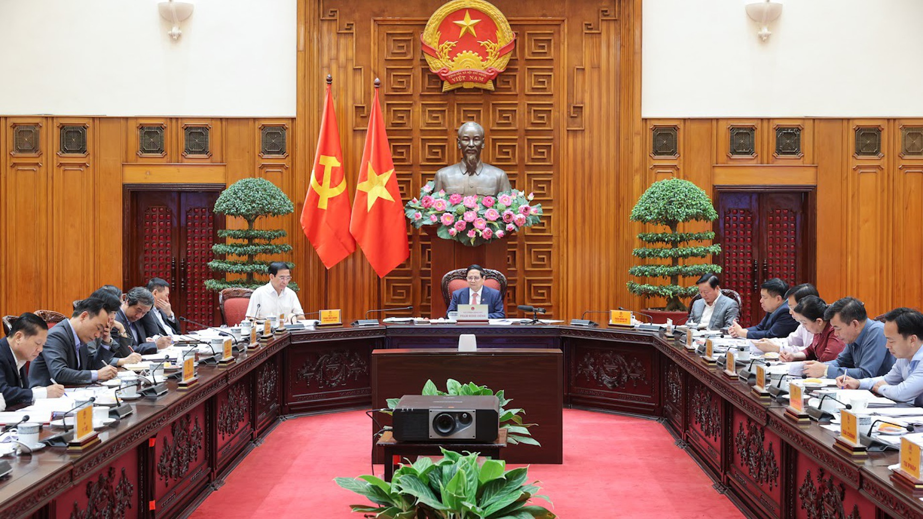 Tăng cường giáo viên và đưa thêm 1.000 bác sỹ về cơ sở