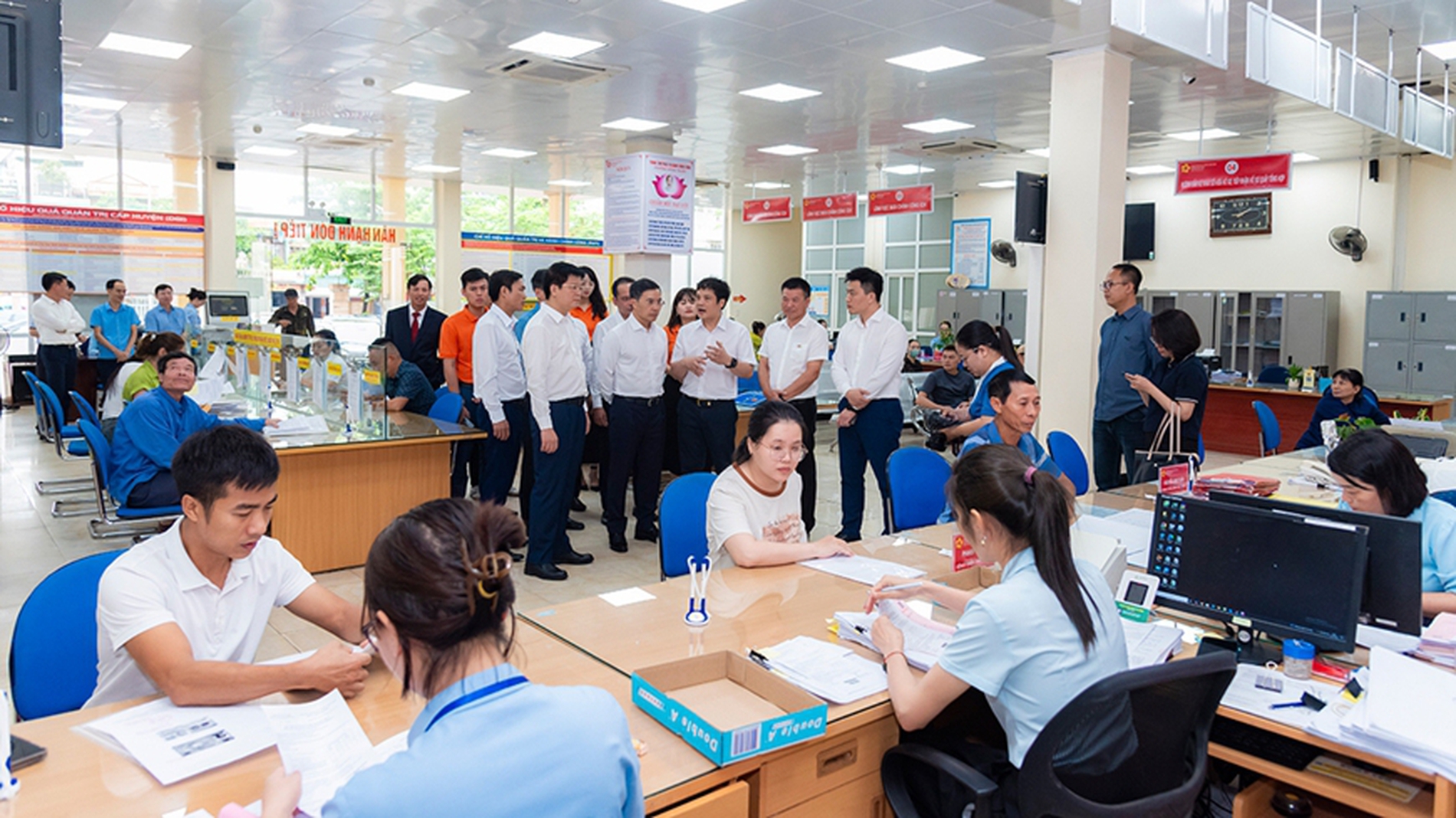 Ngày đầu chính quyền địa phương hai cấp: Người dân hài lòng, bộ máy thông suốt