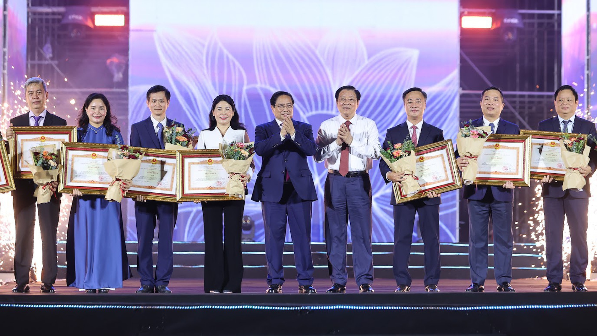 Cùng nhau viết tiếp những trang sử hào hùng của dân tộc