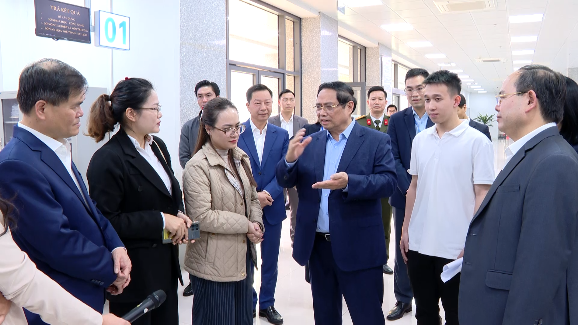 Thủ tướng thăm Trung tâm Phục vụ hành chính công tỉnh Quảng Ninh