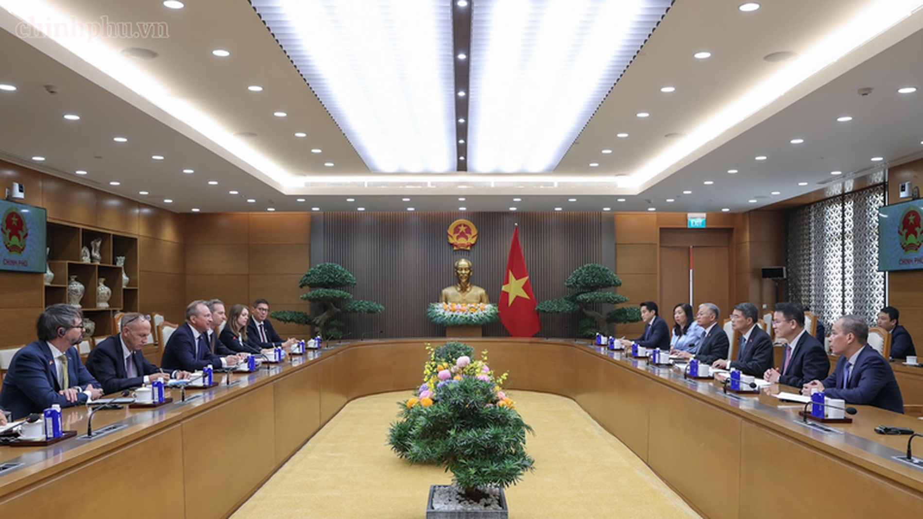 Thủ tướng Lê Minh Hưng tiếp Bộ trưởng Tài chính Luxembourg Gilles Roth