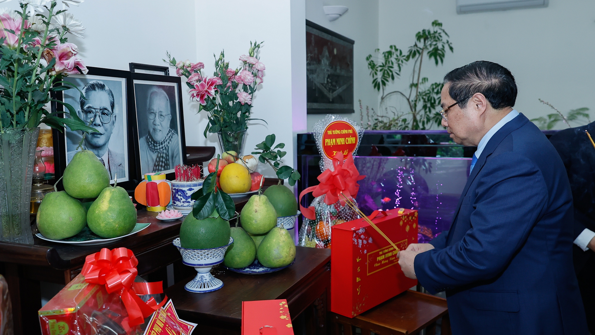 Thủ tướng dâng hương các cố lãnh đạo Đảng, Nhà nước và thăm, chúc Tết nguyên lãnh đạo Đảng, Nhà nước