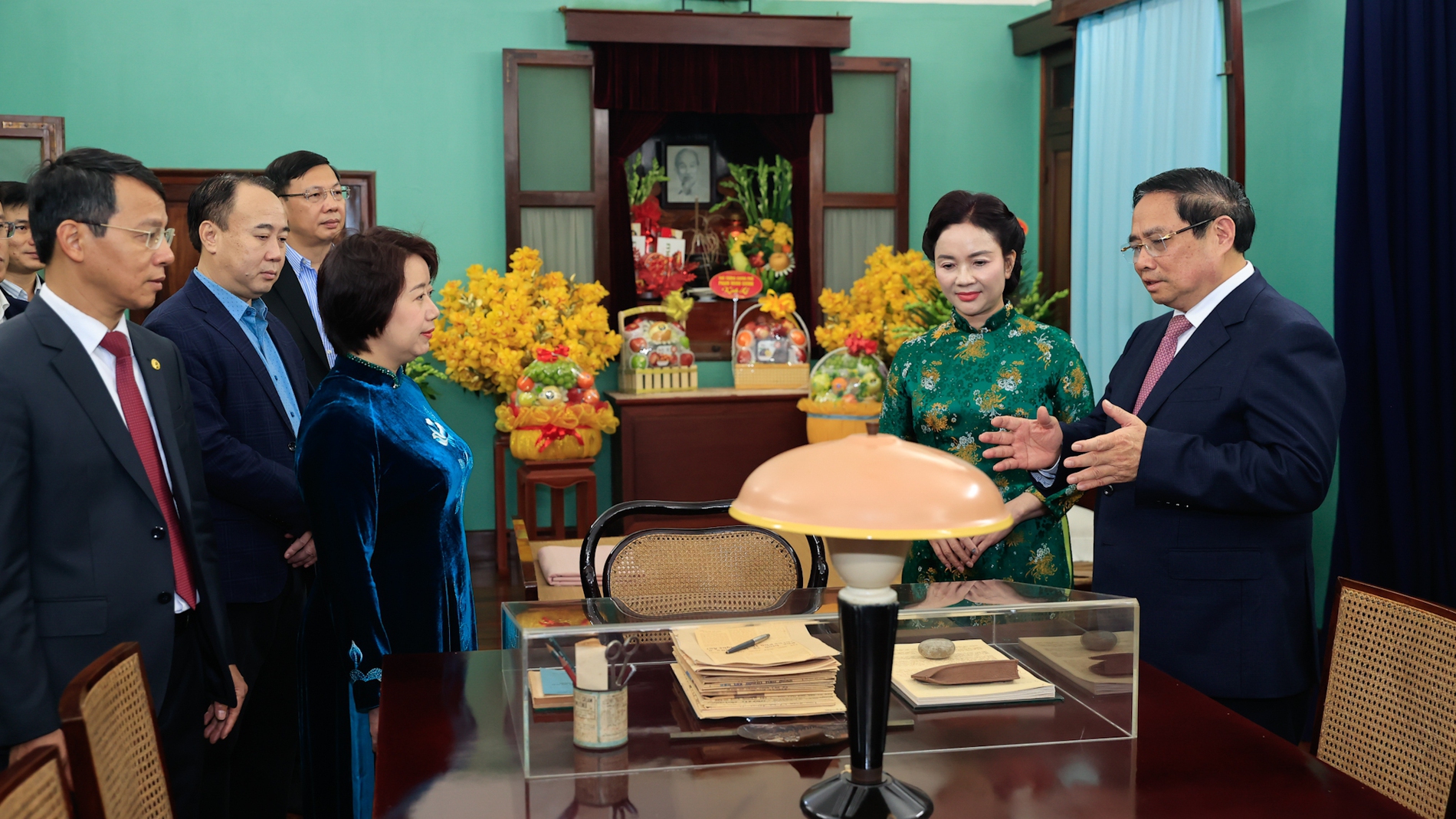 Thủ tướng dâng hương tưởng nhớ Chủ tịch Hồ Chí Minh