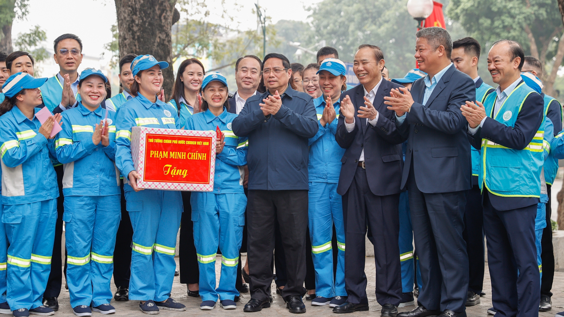 Thủ tướng thăm hỏi, động viên công nhân vệ sinh môi trường tại Thủ đô Hà Nội