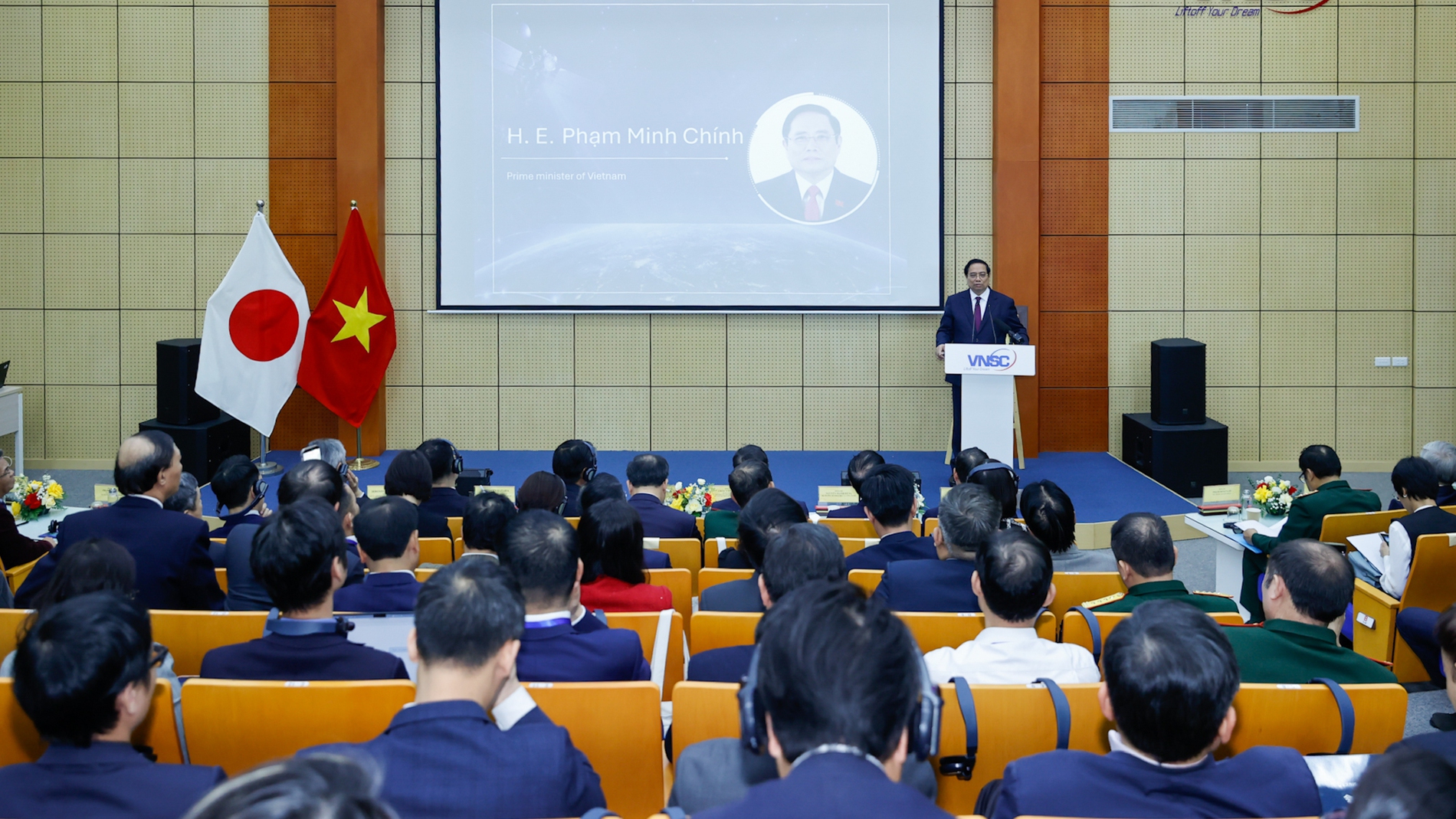 Phát triển khoa học công nghệ không gian vũ trụ