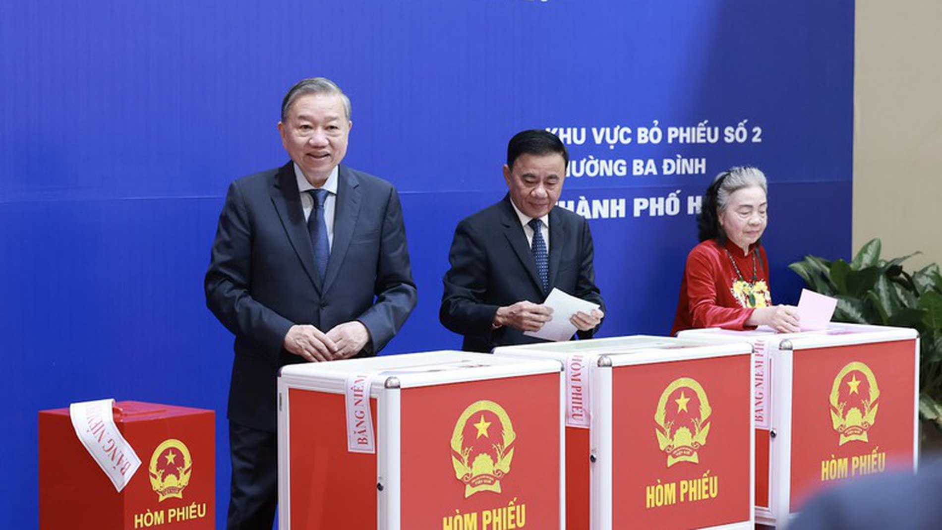 Lãnh đạo Đảng, Nhà nước cùng đông đảo cử tri Thủ đô bỏ phiếu trong ngày bầu cử