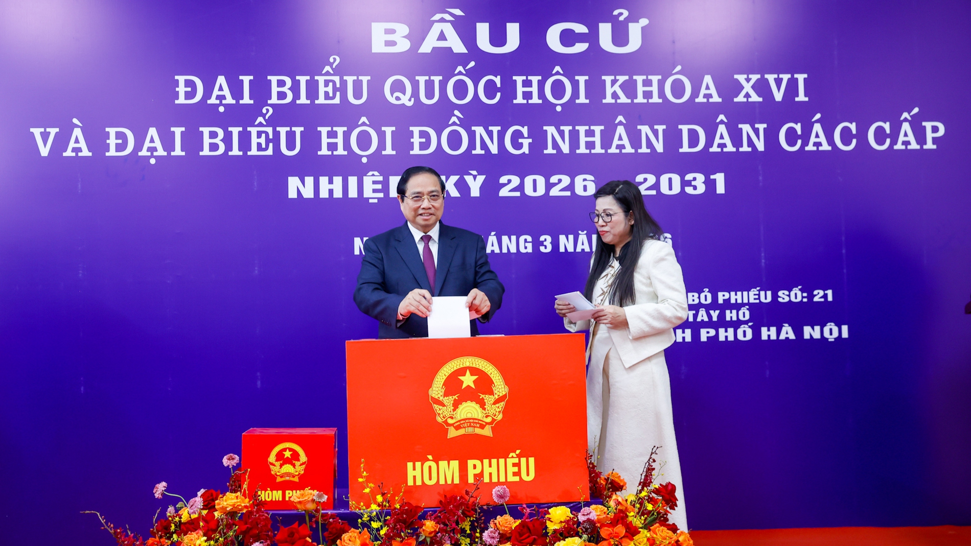 Thủ tướng cùng cử tri bỏ phiếu bầu cử tại phường Tây Hồ, Hà Nội