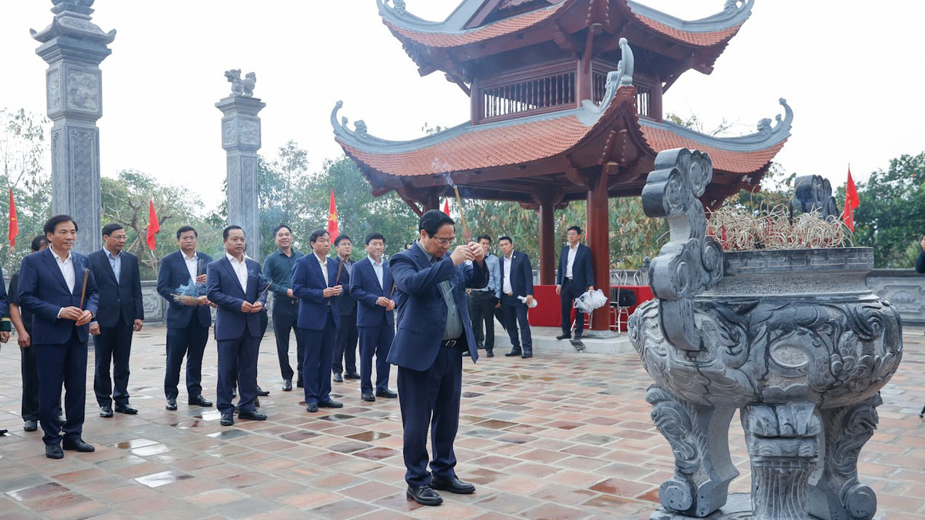 Thủ tướng dâng hương tưởng niệm Chủ tịch Hồ Chí Minh và các Anh hùng, liệt sĩ