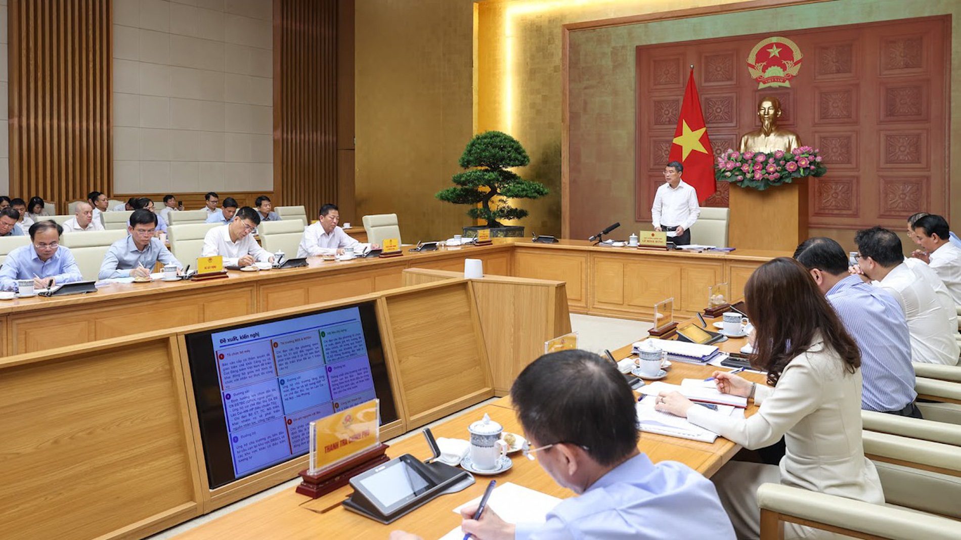 Tập trung nguồn lực cho các dự án cao tốc và đường sắt trọng điểm