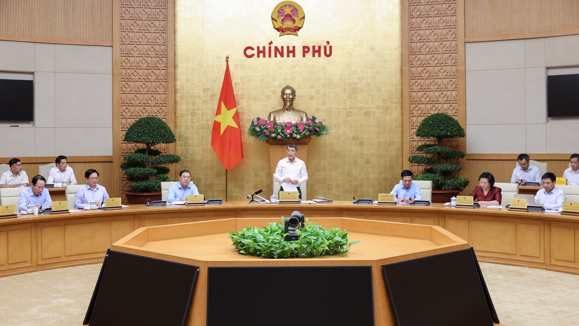 Chính phủ bắt tay ngay vào công việc, xử lý các nhiệm vụ vừa cấp bách vừa lâu dài