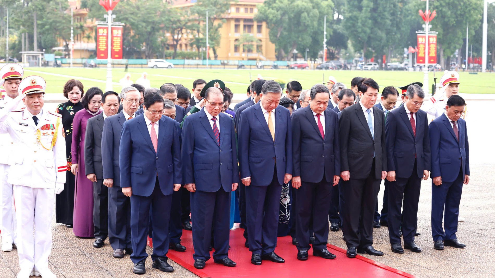 Lãnh đạo Đảng, Nhà nước vào Lăng viếng Chủ tịch Hồ Chí Minh nhân Kỷ niệm 136 năm Ngày sinh Chủ tịch Hồ Chí Minh