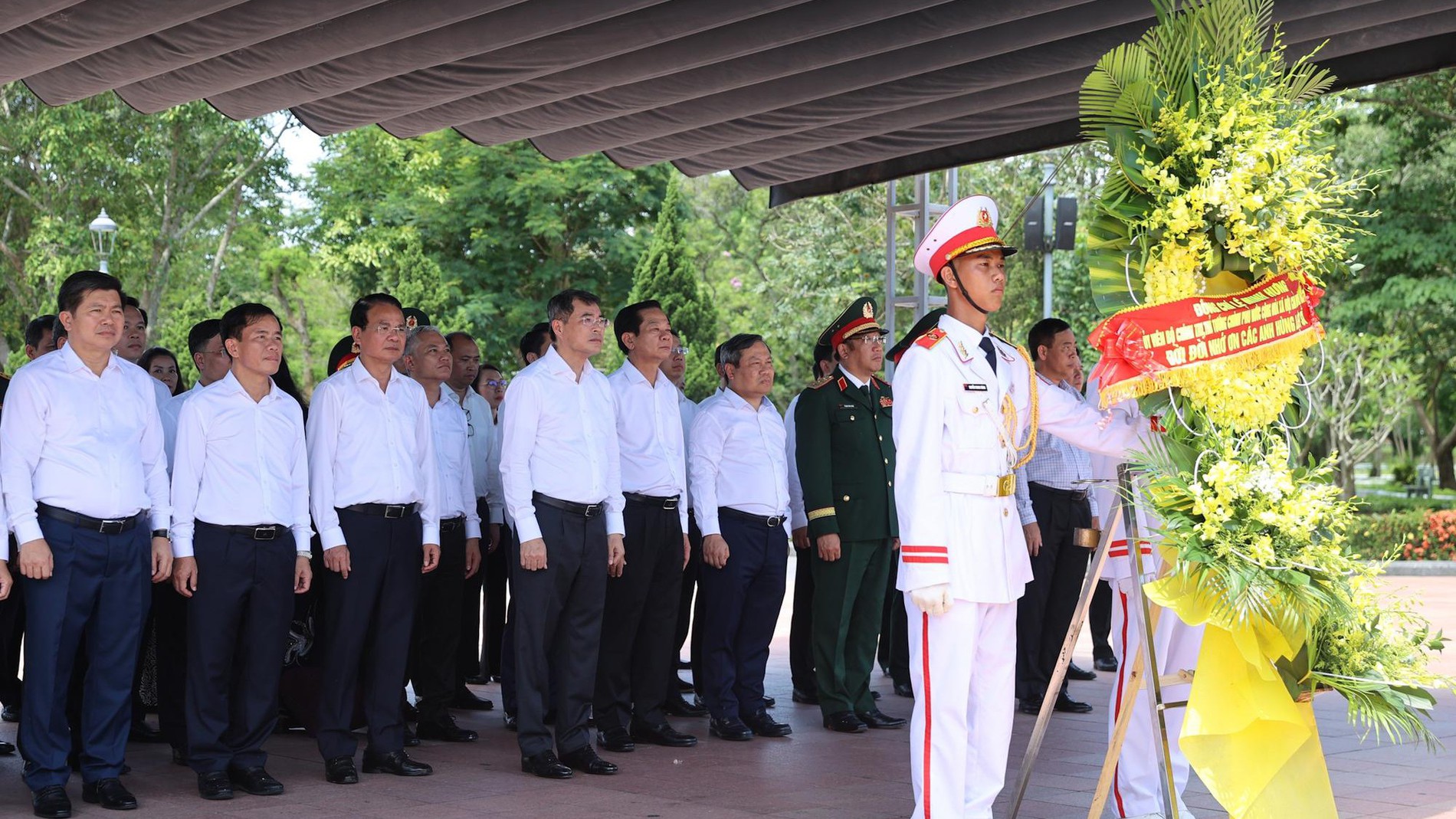 Thủ tướng Lê Minh Hưng dâng hương tại các 'địa chỉ đỏ' ở Quảng Trị