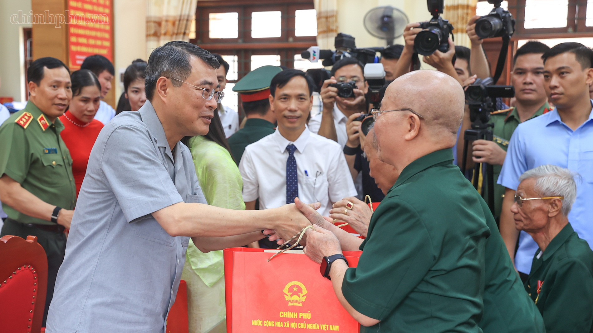 Thủ tướng thăm, tặng quà các thương binh, bệnh binh