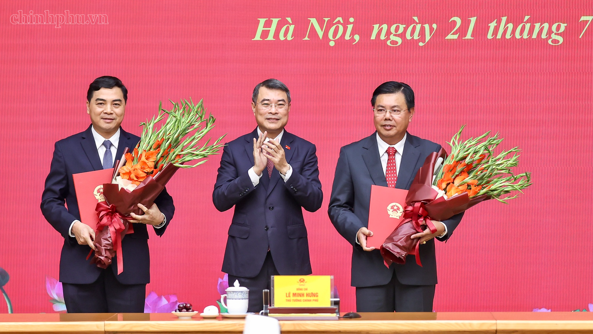 Thủ tướng trao quyết định bổ nhiệm Quyền Bộ trưởng Bộ Nội vụ và Thứ trưởng Thường trực Bộ Dân tộc và Tôn giáo